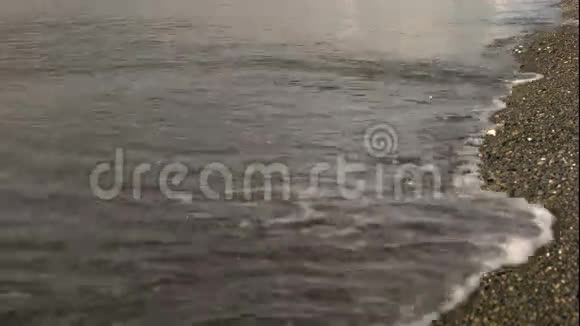 波浪向岸上奔去视频的预览图