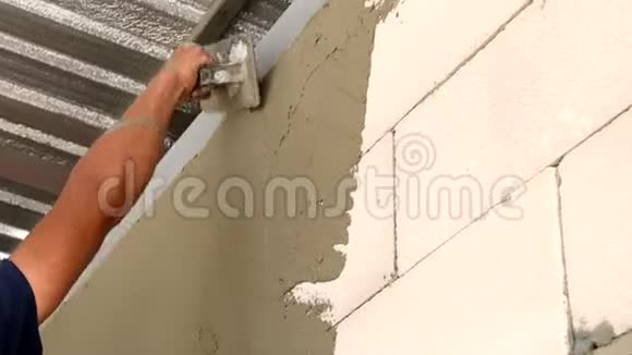 在石膏板墙上添加光滑石膏的石膏粉视频的预览图