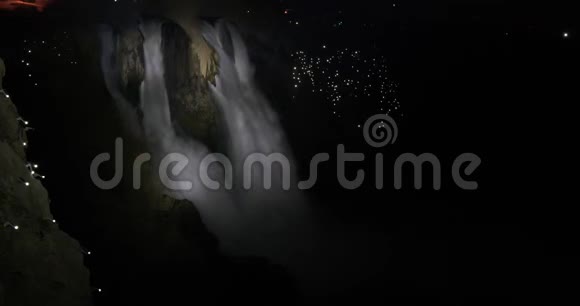 夜晚在土耳其安塔利亚的下都登瀑布的美丽景色视频的预览图