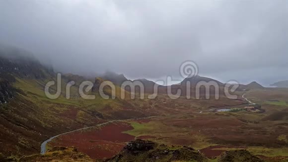 斯凯岛苏格兰雨中从奎林到斯塔文湾的景色视频的预览图
