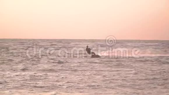一个人骑着赤鸢慢悠悠地在海边冲过去视频的预览图