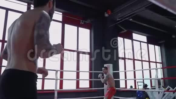 两个拳击手把球扔在拳击台上视频的预览图