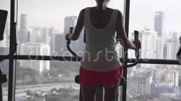 在健身房锻炼的女人视频的预览图