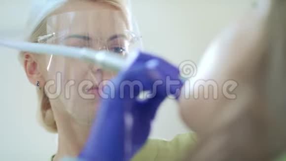 牙科保健员抛光病人牙齿诊所专业清洁牙齿视频的预览图