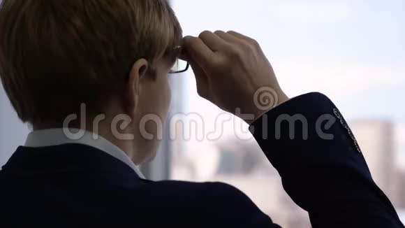 一个戴着眼镜的商人的特写穿西装的年轻商人正对着眼镜看视频的预览图