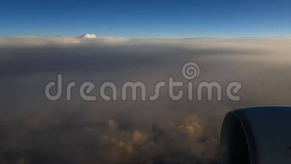 从飞越云层的飞机上看到视频的预览图