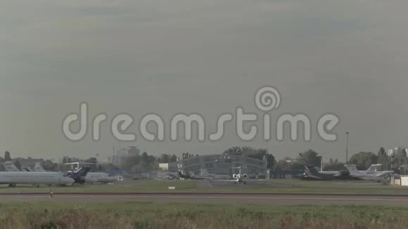 飞机降落在机场视频的预览图