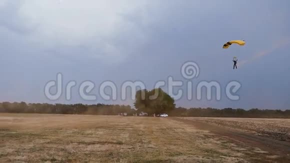 在降落伞上飞行视频的预览图
