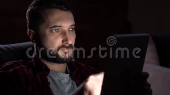 晚上使用数码平板电脑的人视频的预览图