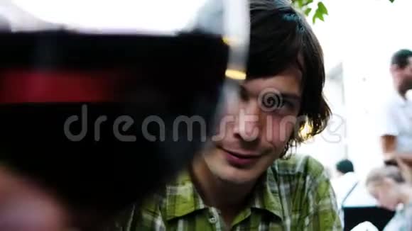 一个约会的男人和一个女孩喝了一杯酒在一家餐馆喝了一口特写视频的预览图