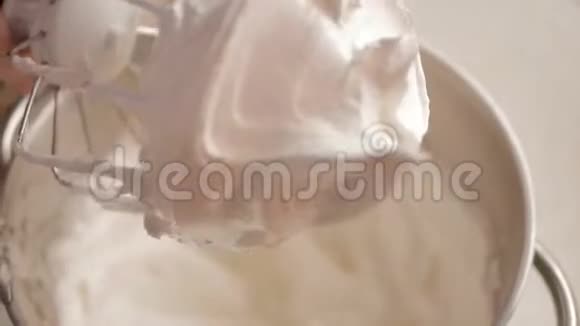 白色棉花糖团躺在容器里视频的预览图
