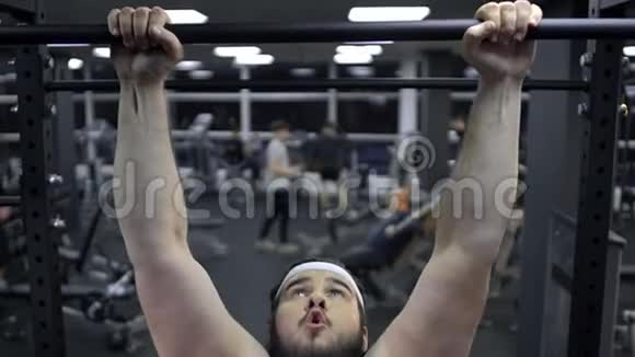 虚弱的肥胖男性试图在健身房锻炼缺乏自信缺乏安全感视频的预览图
