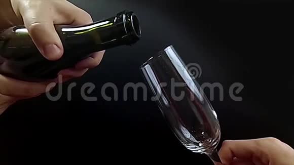 侍者将香槟倒进玻璃杯超慢镜头每秒240帧高清视频视频的预览图