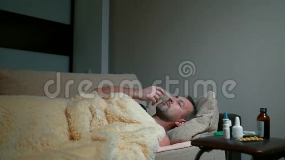一个病人躺在沙发上嘴里放着温度计视频的预览图