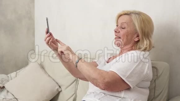 老妇人在自拍视频的预览图