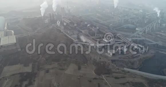 中国大工厂的鸟瞰图烟囱冒出的烟雾造成空气污染视频的预览图