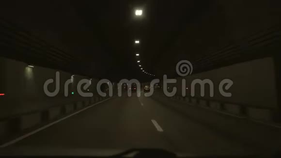 从穿过隧道的汽车上看到这辆汽车穿过山里的一条长长的隧道视频的预览图