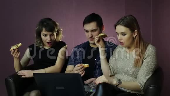 女孩们看电视连续剧男人无聊得睡着了视频的预览图