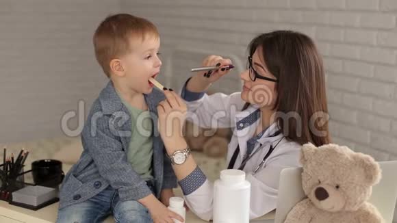 儿童医生检查生病男孩的喉咙视频的预览图