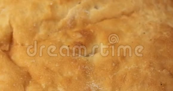 传统美味的扁平面包灌洗皮塔查帕蒂烤饼在4K旋转视频的预览图