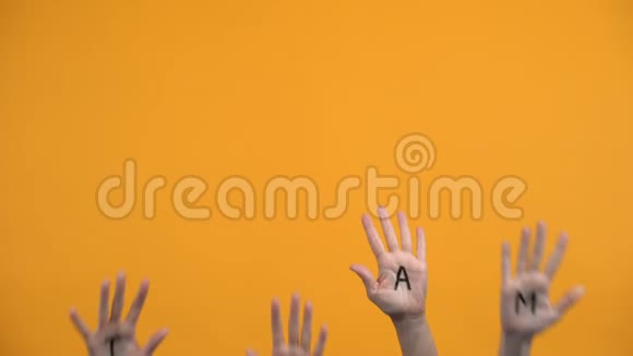 团队在橙色背景上写手掌团结合作小组团结视频的预览图