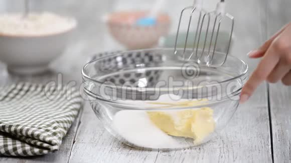 将黄油和糖与搅拌机混合在碗中制作面包房视频的预览图