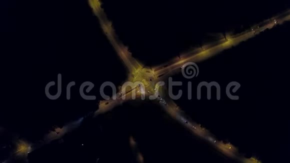 从上到下可以看到夜间欧洲乡村汽车公路环形交叉路口的时间间隔视频的预览图
