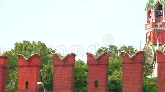 莫斯科克里姆林宫的城墙和著名的斯巴达塔钟视频的预览图
