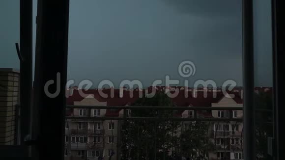 雷暴和闪电中城镇房屋的倾斜屋顶视频的预览图