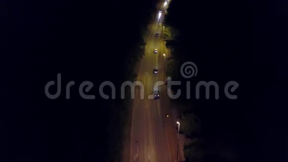 夜间欧洲一条乡村汽车道的鸟瞰图视频的预览图