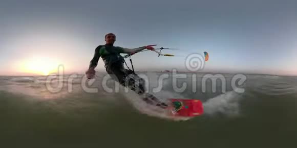 一个穿着红色尾灯的男人正在玩风筝冲浪手里拿着一根自拍棒视频的预览图