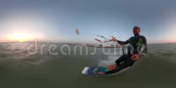 快乐的人在海上练习风筝视频的预览图