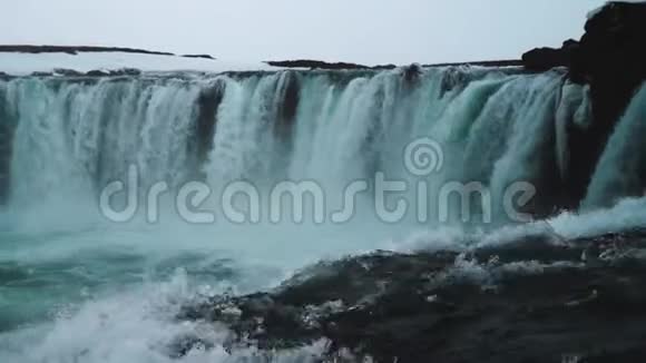 哥达福斯冰岛最著名的瀑布之一覆盖着冰雪的戈达夫斯视频的预览图