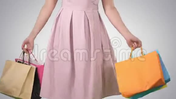 女人手里拿着购物袋打开梯度背景视频的预览图