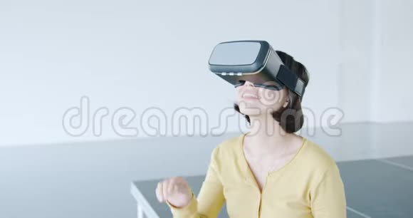 在现代办公室里戴着VR耳机的女人视频的预览图
