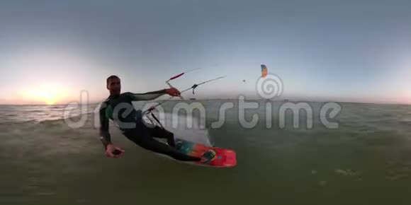一个穿着潜水服的人在黎明时可以玩360度的风筝冲浪视频的预览图