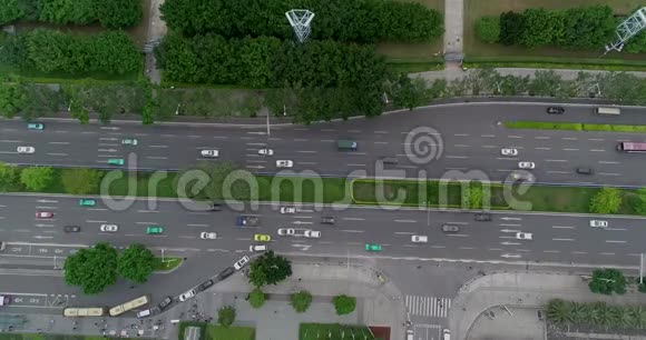 漂亮的路上有很多车交通繁忙的道路俯视图视频的预览图