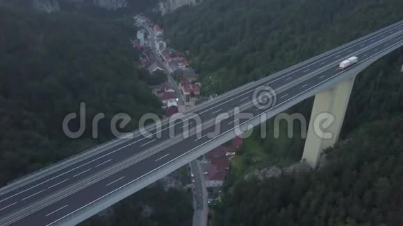傍晚小镇上空奥地利公路桥的空中拍摄视频的预览图