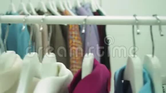 收藏设计师的衣服挂在白色衣架上紫丁香的颜色视频的预览图