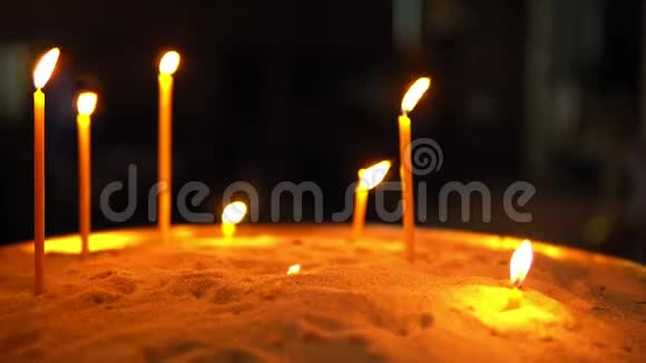 燃烧的蜡烛站在沙滩上视频的预览图