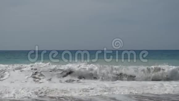 泡沫波浪在海岸上翻滚蓝色海水在地中海海岸线上制造泡沫视频的预览图