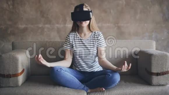 瑜伽在VR耳机瑜伽主题视频的预览图