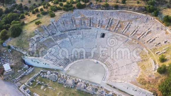 无人机射杀了哈里卡纳索斯古城博德鲁姆度假小镇的圆形剧场空中镜头视频的预览图
