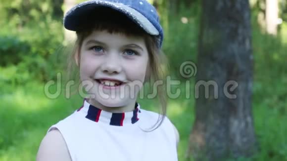 戴帽子的快乐女孩微笑视频的预览图