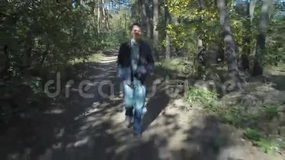 阳光下的人穿过森林视频的预览图