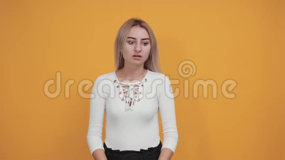 白种人漂亮的女孩在举起肩膀时做着无关紧要的手势视频的预览图