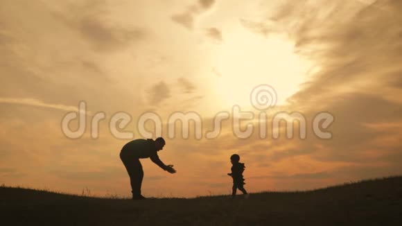 日落时分孩子们在草地上玩耍友好家庭观念视频的预览图