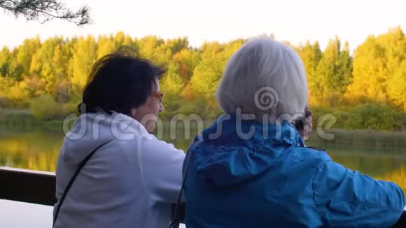 拍摄秋林湖全景的高级女性手机视频的预览图