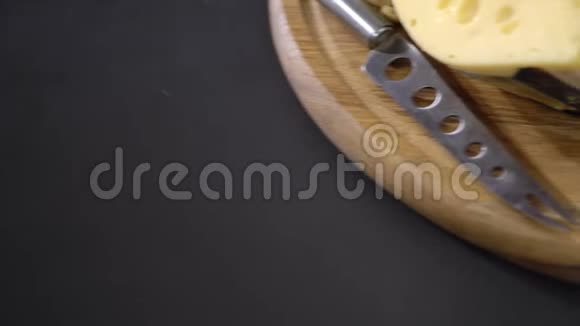 加蜂蜜和果仁的硬奶酪视频的预览图