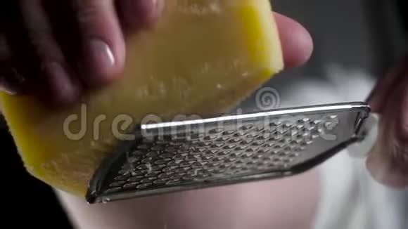 帕尔马干酪是在金属烤架上擦的快关门慢动作视频的预览图